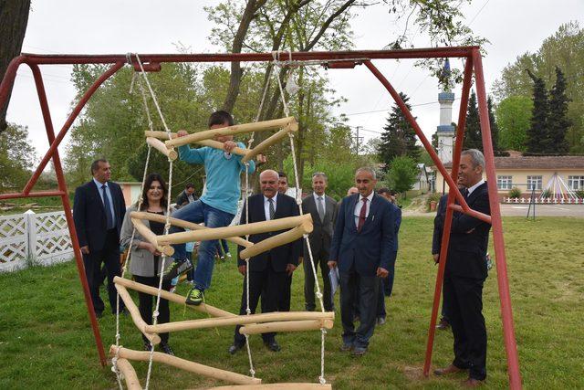 Vali İpek, örnek okulu ziyaret etti