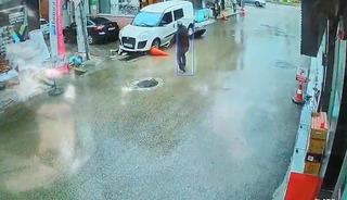 Anne ve oğlunu aracın altına alıp s&uuml;r&uuml;kledi!