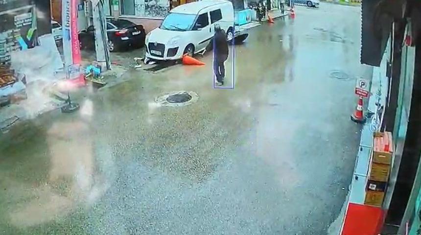 Anne ve oğlunu aracın altına alıp s&uuml;r&uuml;kledi! Korkun&ccedil; kaza kameralara yansıdı