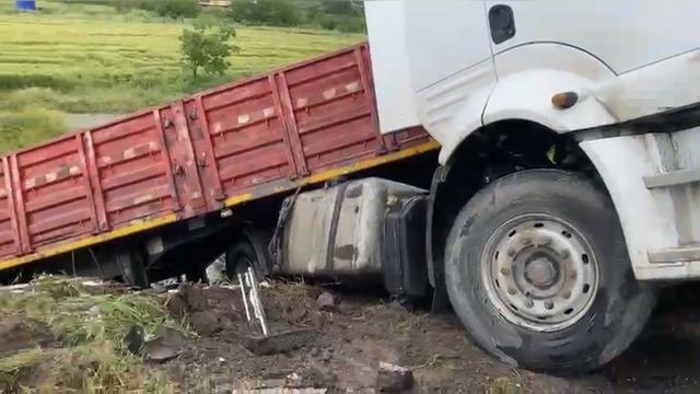 Osmaniye’de bariyerlere çarpan tır yoldan çıktı