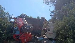 Bodrum'da devrilen kamyonda sıkışan 3 kişi kurtarıldı
