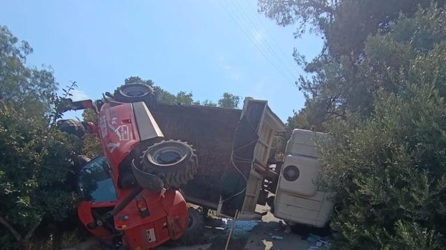 Bodrum'da devrilen kamyonda sıkışan 3 kişi kurtarıldı