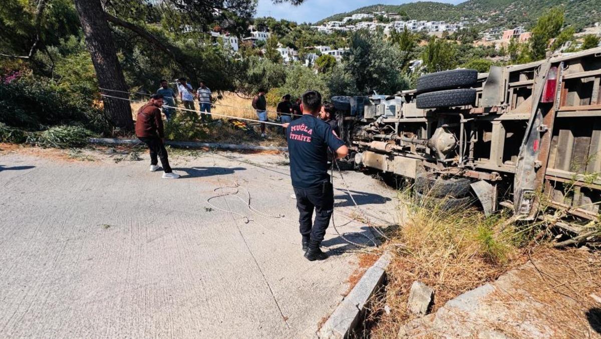 Bodrum da devrilen kamyonda sıkışan 3 kişi kurtarıldı 3