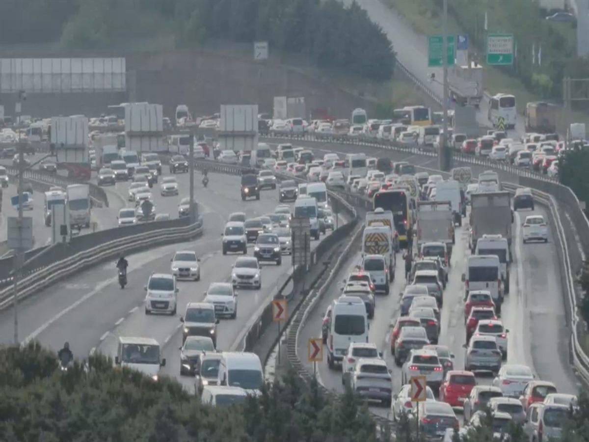 İstanbul da trafik yoğunluğu y&uuml;zde 85 e ulaştı 1