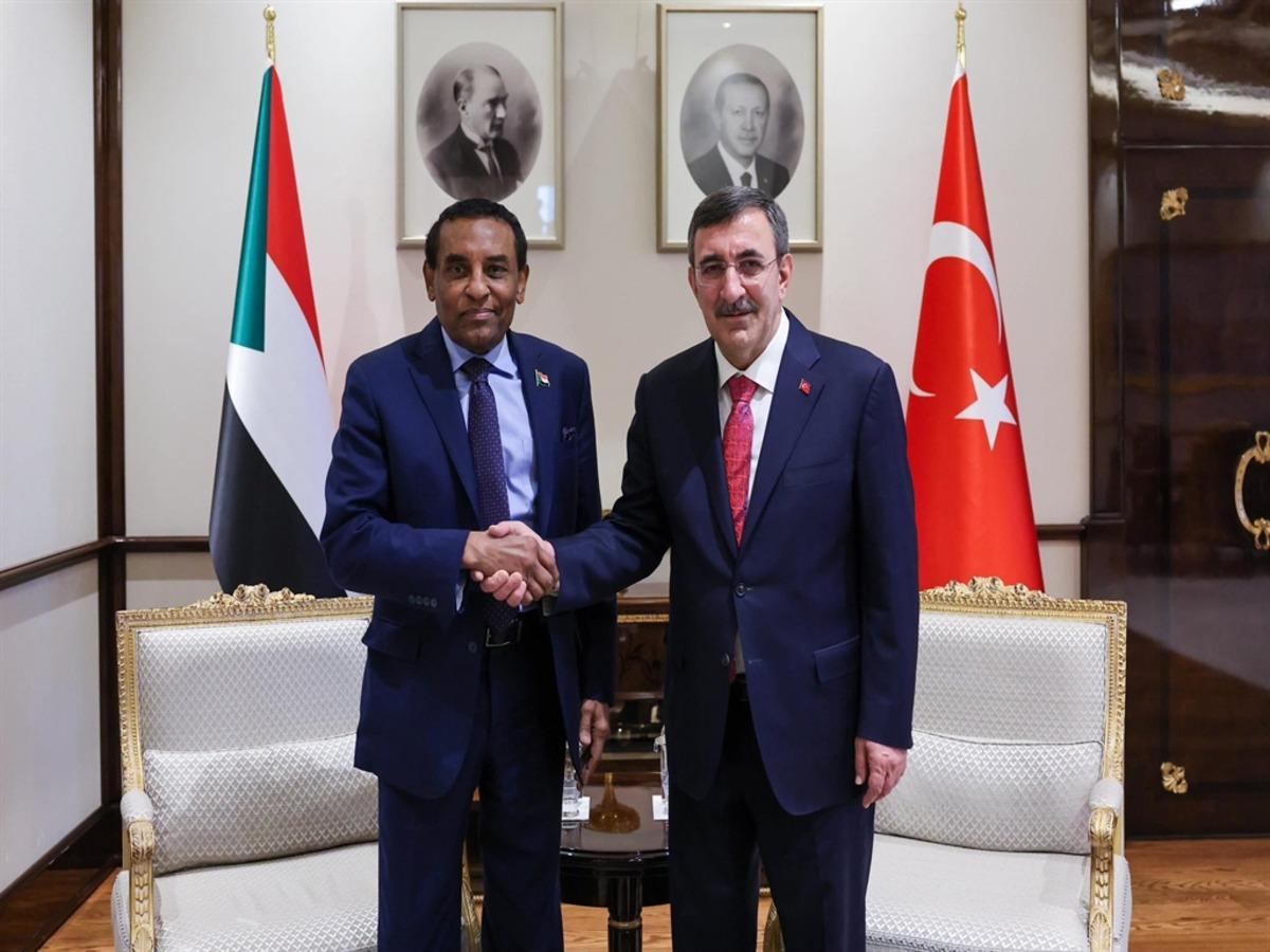 Cumhurbaşkanı Yardımcısı Yılmaz, Sudan Başbakanı İdris ile g&ouml;r&uuml;şt&uuml; 1