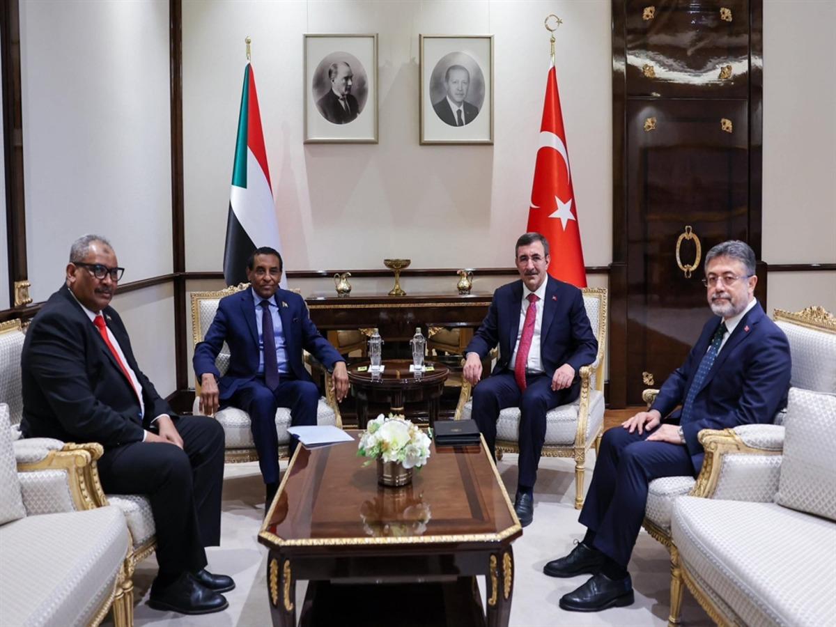 Cumhurbaşkanı Yardımcısı Yılmaz, Sudan Başbakanı İdris ile g&ouml;r&uuml;şt&uuml; 3