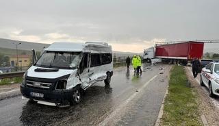Karşı şeride ge&ccedil;ti, 10 kişinin bulunduğu minib&uuml;sle &ccedil;arpıştı: 11 yaralı