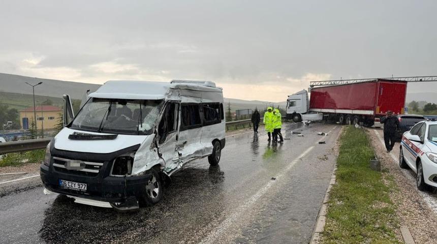 Karşı şeride ge&ccedil;ti, 10 kişinin bulunduğu minib&uuml;sle &ccedil;arpıştı: 11 yaralı