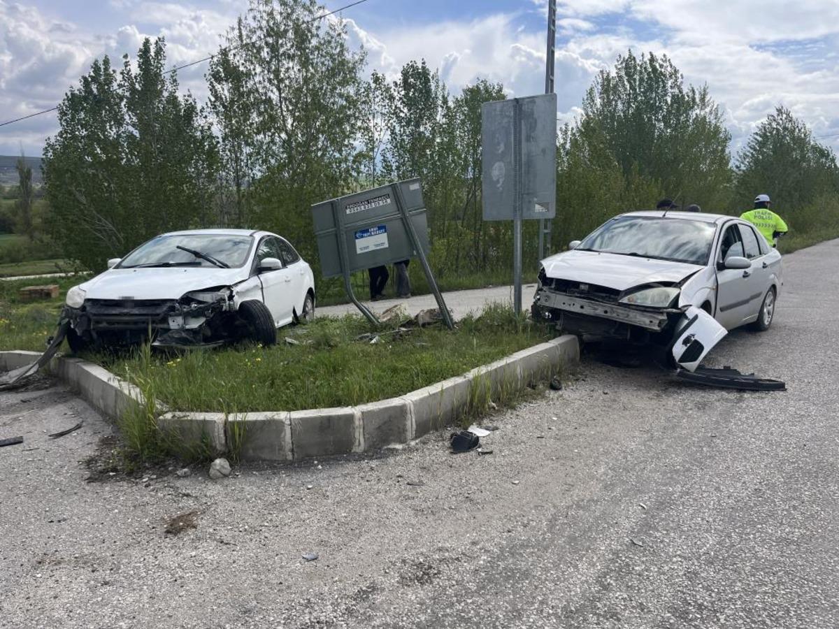 &Ccedil;orum da iki otomobil &ccedil;arpıştı: 2 yaralı 1