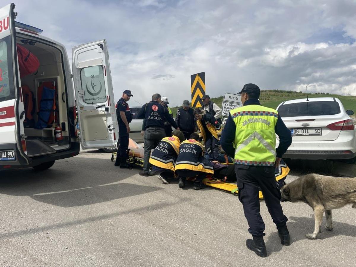 &Ccedil;orum da iki otomobil &ccedil;arpıştı: 2 yaralı 2