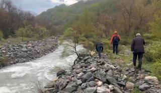 K&ouml;pr&uuml;den d&uuml;şen kadın akıntıya kapıldı