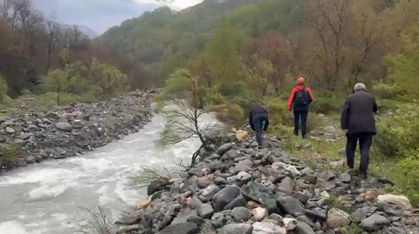Mersin'de korku dolu anlar: K&ouml;pr&uuml;den d&uuml;şen kadın akıntıya kapıldı