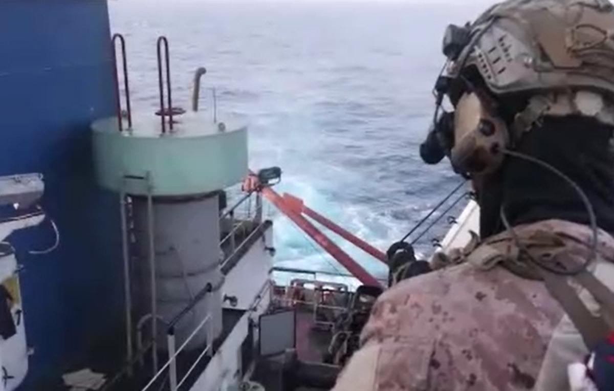 CENTCOM duyurdu! ABD, İran bayraklı gemiye asker çıkardı 1
