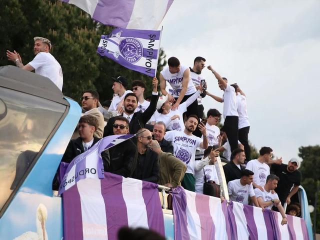 52 Orduspor FK, 2. Lig&rsquo;e y&uuml;kselişini kutladı