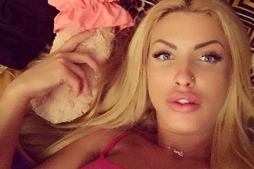 18 yaşındaki kızının &ccedil;ıplak fotoğrafları ortaya &ccedil;ıkınca...