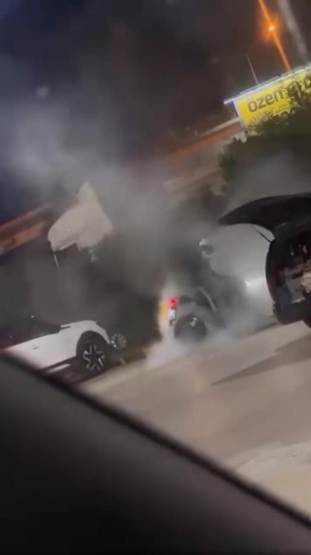 Akaryakıt istasyonu içinde lastik yakan motosiklet böyle görüntülendi 1