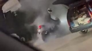 Akaryakıt istasyonu içinde lastik yakan motosiklet böyle görüntülendi