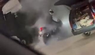 Akaryakıt istasyonu i&ccedil;inde lastik yakan motosiklet b&ouml;yle g&ouml;r&uuml;nt&uuml;lendi