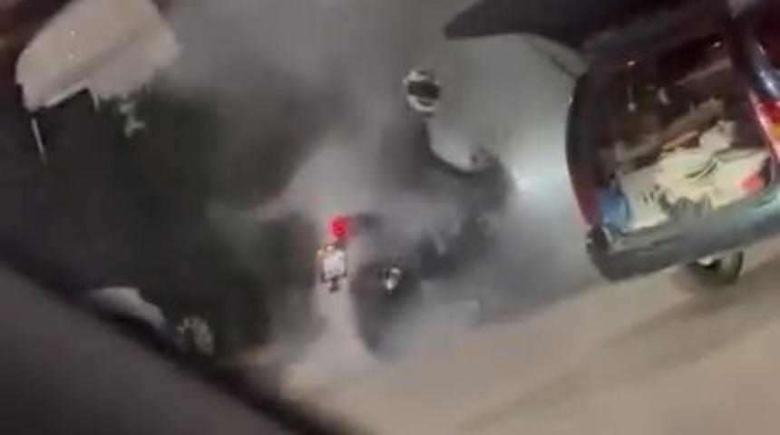 Akaryakıt istasyonu i&ccedil;inde lastik yakan motosiklet b&ouml;yle g&ouml;r&uuml;nt&uuml;lendi