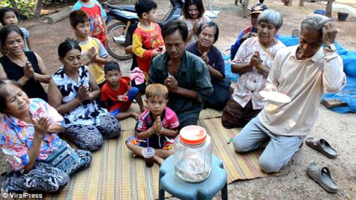 Yok artık! Yapışık domuzları tasın içine koyup 'tanrı' diye tapıyorlar G2