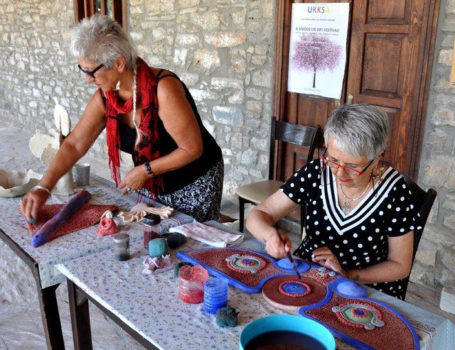 Bodrumlu sanatçılar Datça'da seramikten mantar yapıyor