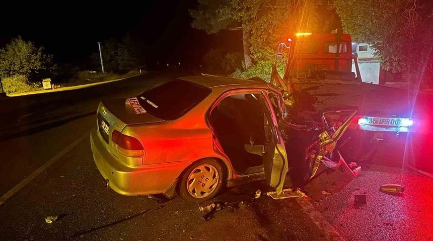Isparta&rsquo;da alkoll&uuml; s&uuml;r&uuml;c&uuml;n&uuml;n kullandığı otomobil park halindeki ara&ccedil;lara &ccedil;arptı: 5 yaralı