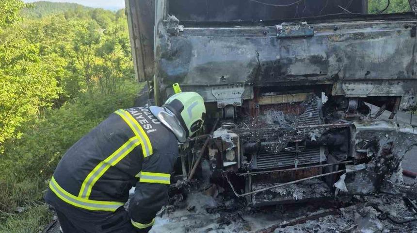 Zonguldak&rsquo;ta seyir halindeki kamyon alev alev yandı