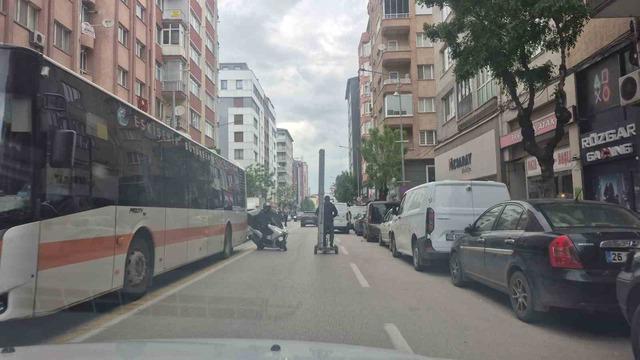 Kendinden uzun merdiveni elektrikli scooter ile taşıdı 2
