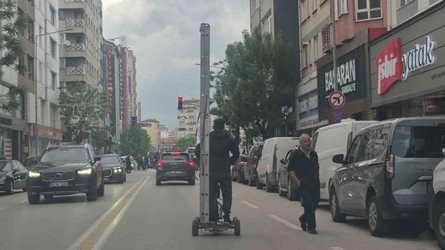 Kendinden uzun merdiveni elektrikli scooter ile taşıdı 1