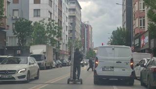Kendinden uzun merdiveni elektrikli scooter ile taşıdı