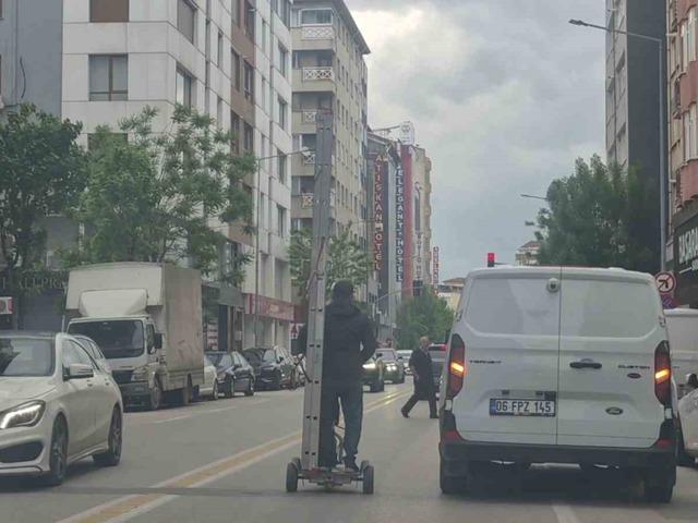 Kendinden uzun merdiveni elektrikli scooter ile taşıdı