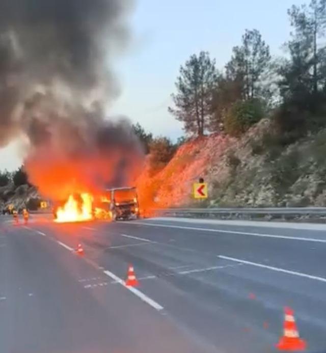 Yolcu otob&uuml;s&uuml; alev alev yandı 1