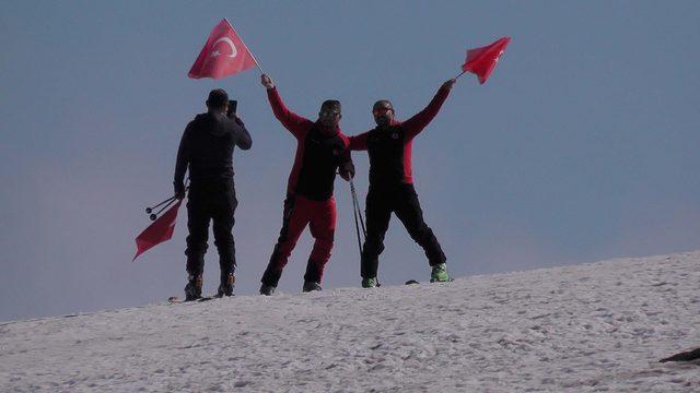 Mayıs ayında, Kurtik Dağı'nda kayak yapıyorlar