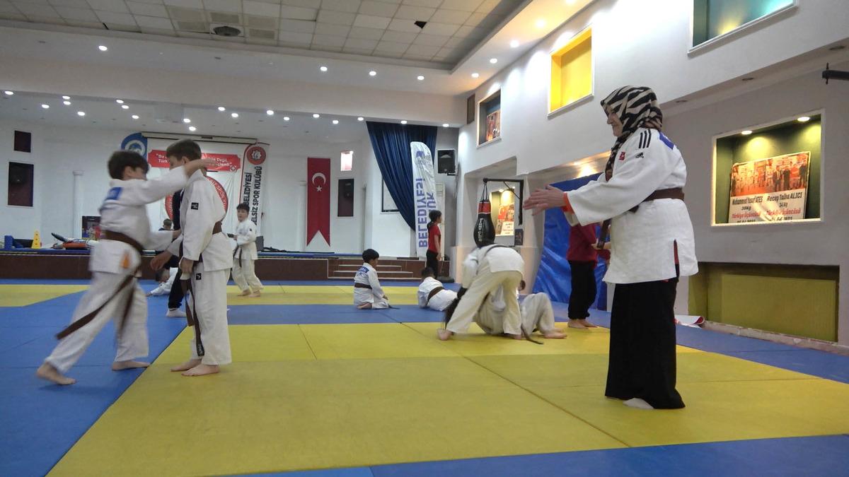 Kenardan taktik verdiği torununu Türkiye üçüncüsü yaptı! 3