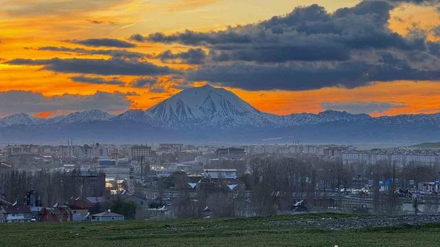 Ağrı&rsquo;da g&uuml;n batımı g&ouml;rsel ş&ouml;len sundu 3