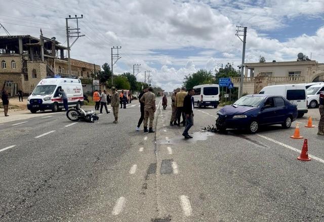 Mardin&rsquo;de otomobil ile motosiklet &ccedil;arpıştı: 1 yaralı 3
