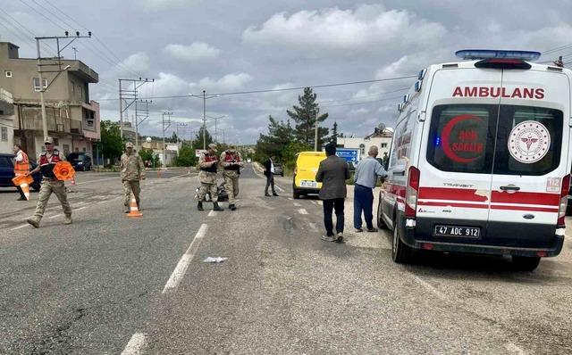 Mardin&rsquo;de otomobil ile motosiklet &ccedil;arpıştı: 1 yaralı 2