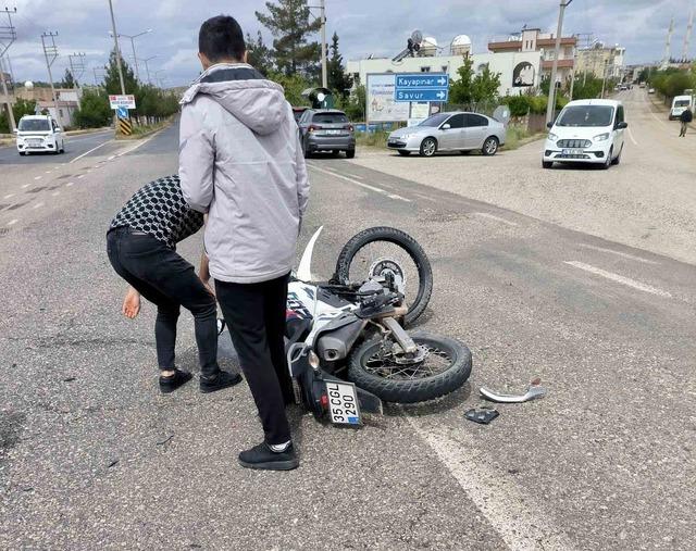 Mardin&rsquo;de otomobil ile motosiklet &ccedil;arpıştı: 1 yaralı 1