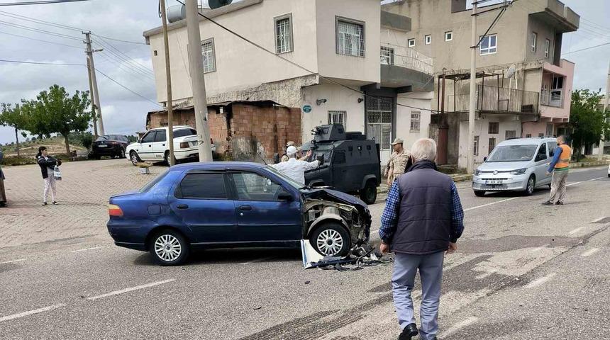 Mardin&rsquo;de otomobil ile motosiklet &ccedil;arpıştı: 1 yaralı