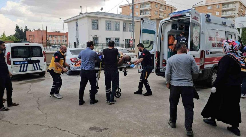 &Ccedil;alışma yaparken elektrik direğinden d&uuml;şen iş&ccedil;i yaralandı