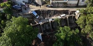 Nehir taştı, k&ouml;pr&uuml; ve yollar &ccedil;&ouml;kt&uuml;, &ccedil;ok sayıda ara&ccedil; zarar g&ouml;rd&uuml;