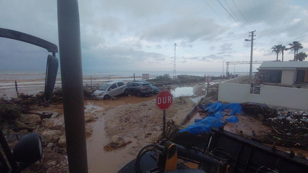 Nehir taştı, köprü ve yollar çöktü, çok sayıda araç zarar gördü 1