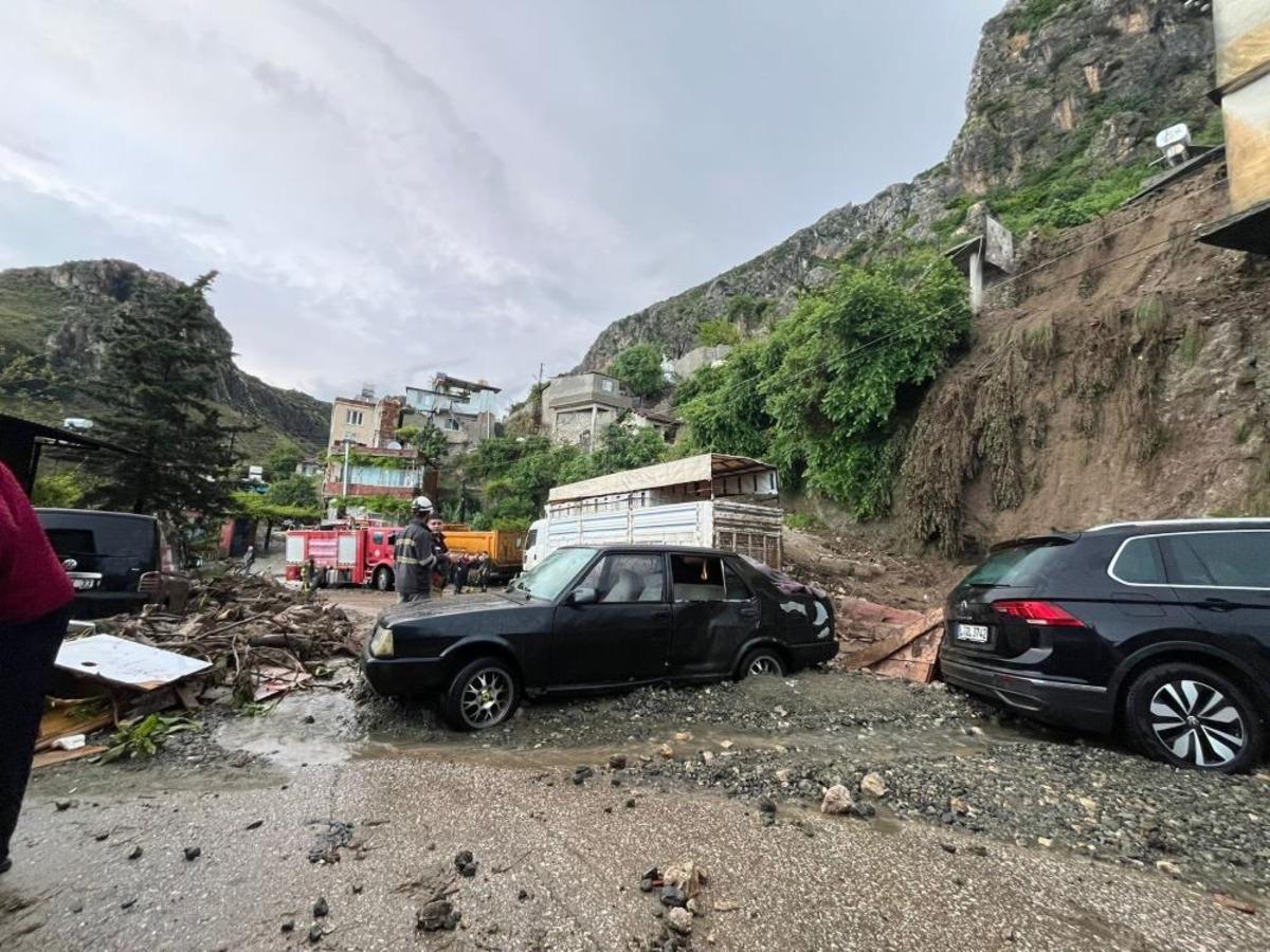 Nehir taştı, köprü ve yollar çöktü, çok sayıda araç zarar gördü 2