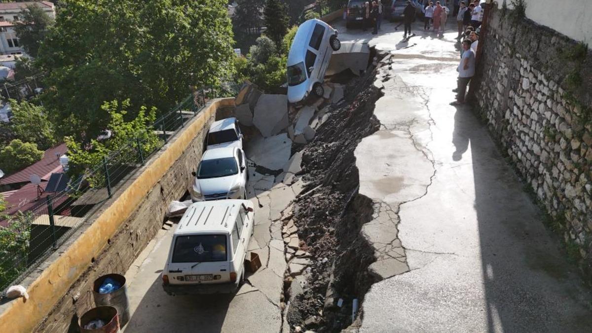 Nehir taştı, köprü ve yollar çöktü, çok sayıda araç zarar gördü 4