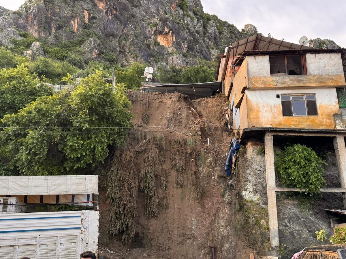 Nehir taştı, köprü ve yollar çöktü, çok sayıda araç zarar gördü 5