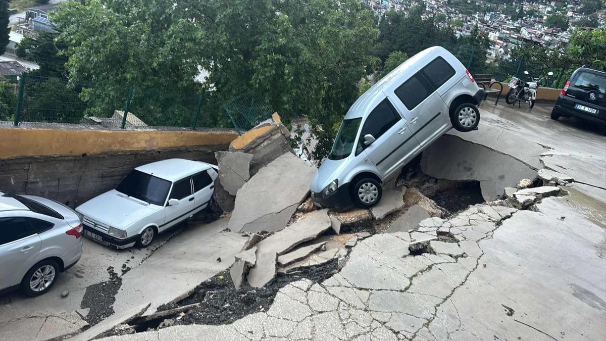 Nehir taştı, köprü ve yollar çöktü, çok sayıda araç zarar gördü 6