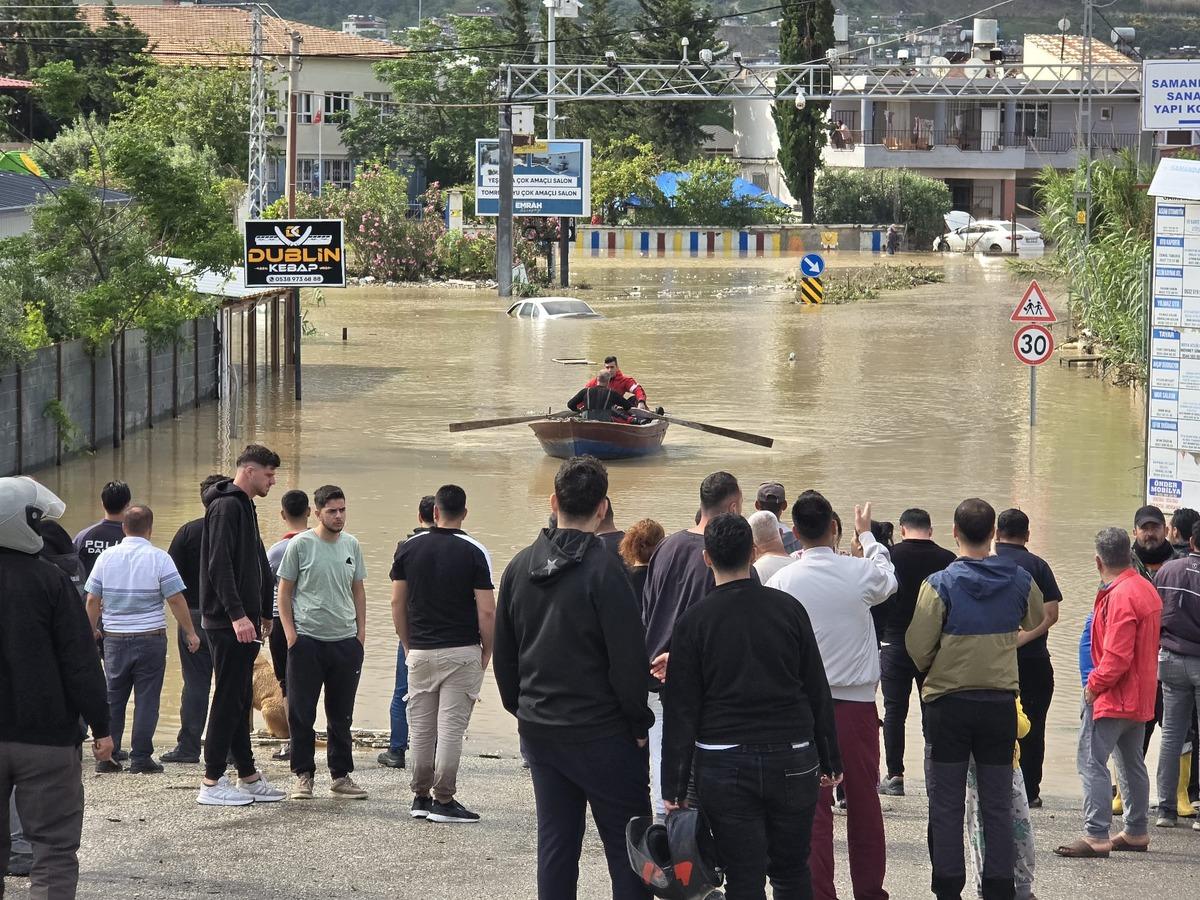 Nehir taştı, köprü ve yollar çöktü, çok sayıda araç zarar gördü 7