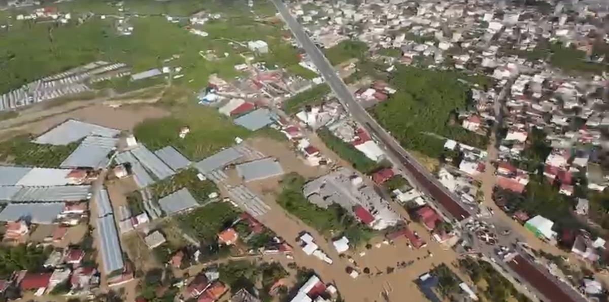 Nehir taştı, köprü ve yollar çöktü, çok sayıda araç zarar gördü 8