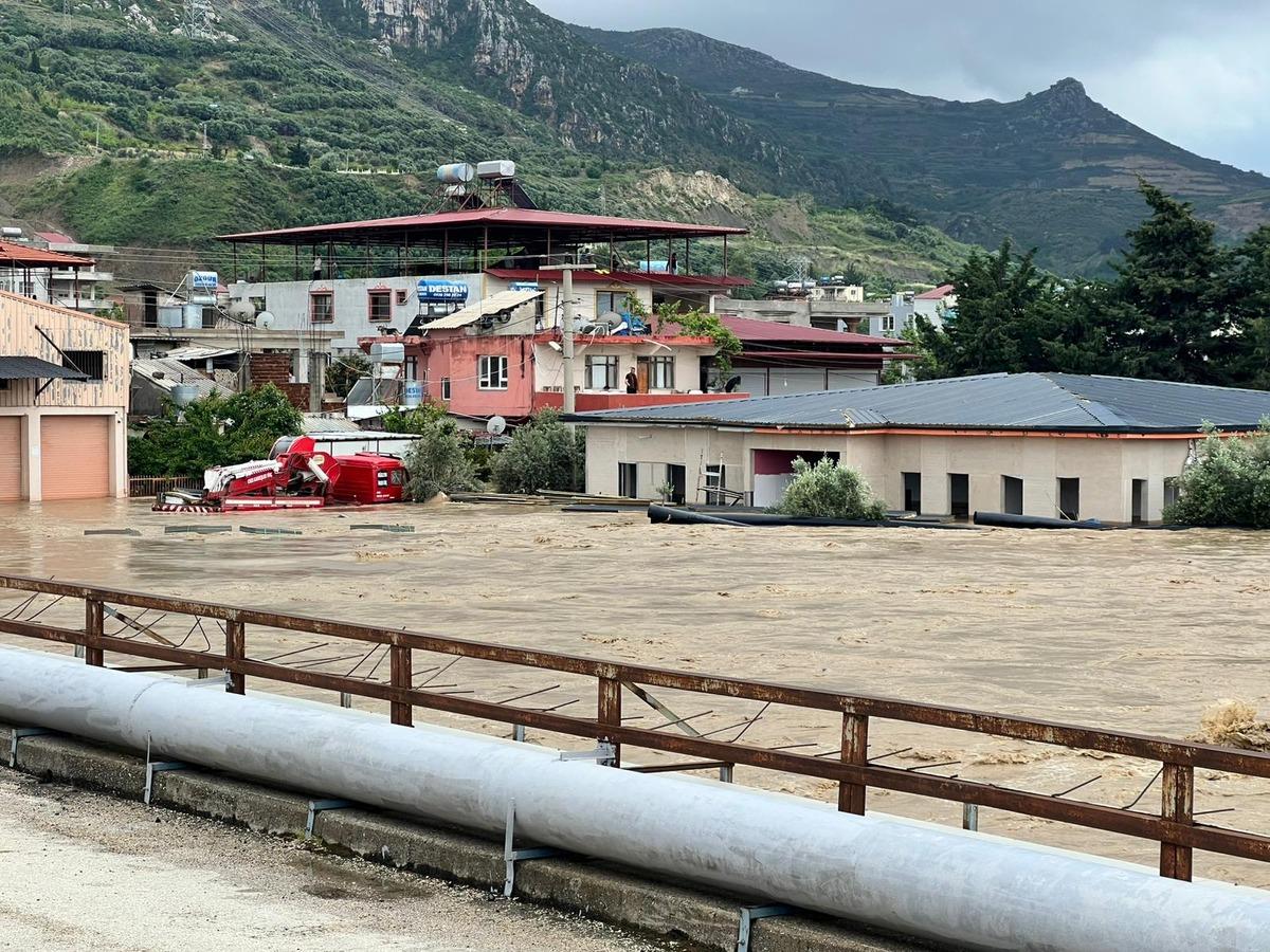 Nehir taştı, köprü ve yollar çöktü, çok sayıda araç zarar gördü 9