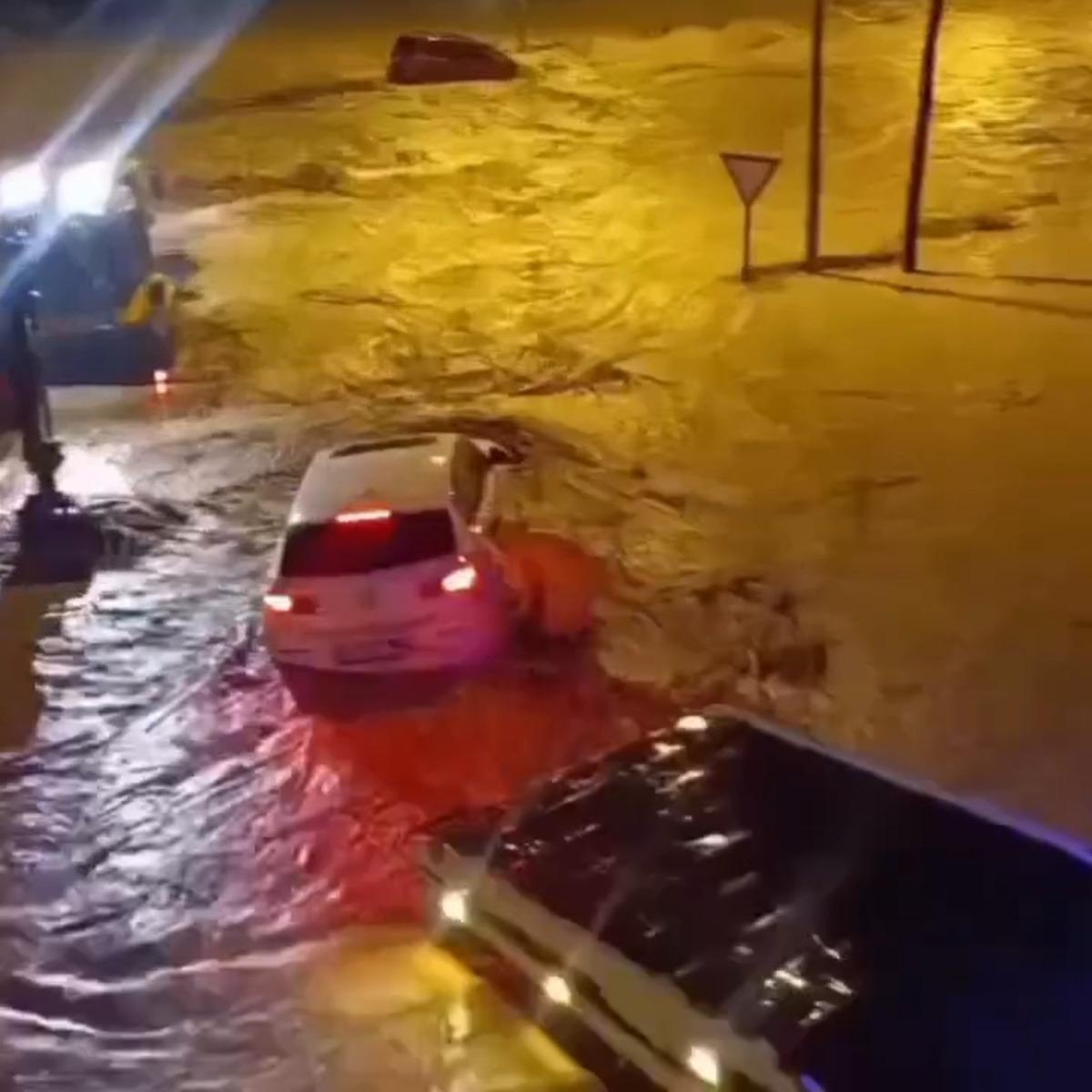 Nehir taştı, köprü ve yollar çöktü, çok sayıda araç zarar gördü 10